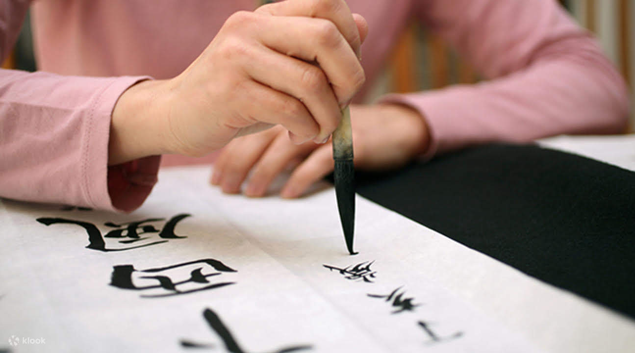 Chinese Calligraphy Class at Aura Art in Hong Kong Klook 客路